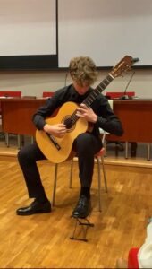 Giulio alla chitarra